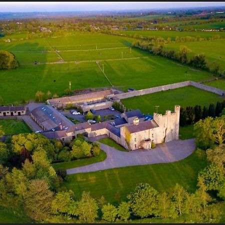 منزل الضيف Ross Cross Roads  في Skryne Castle المظهر الخارجي الصورة